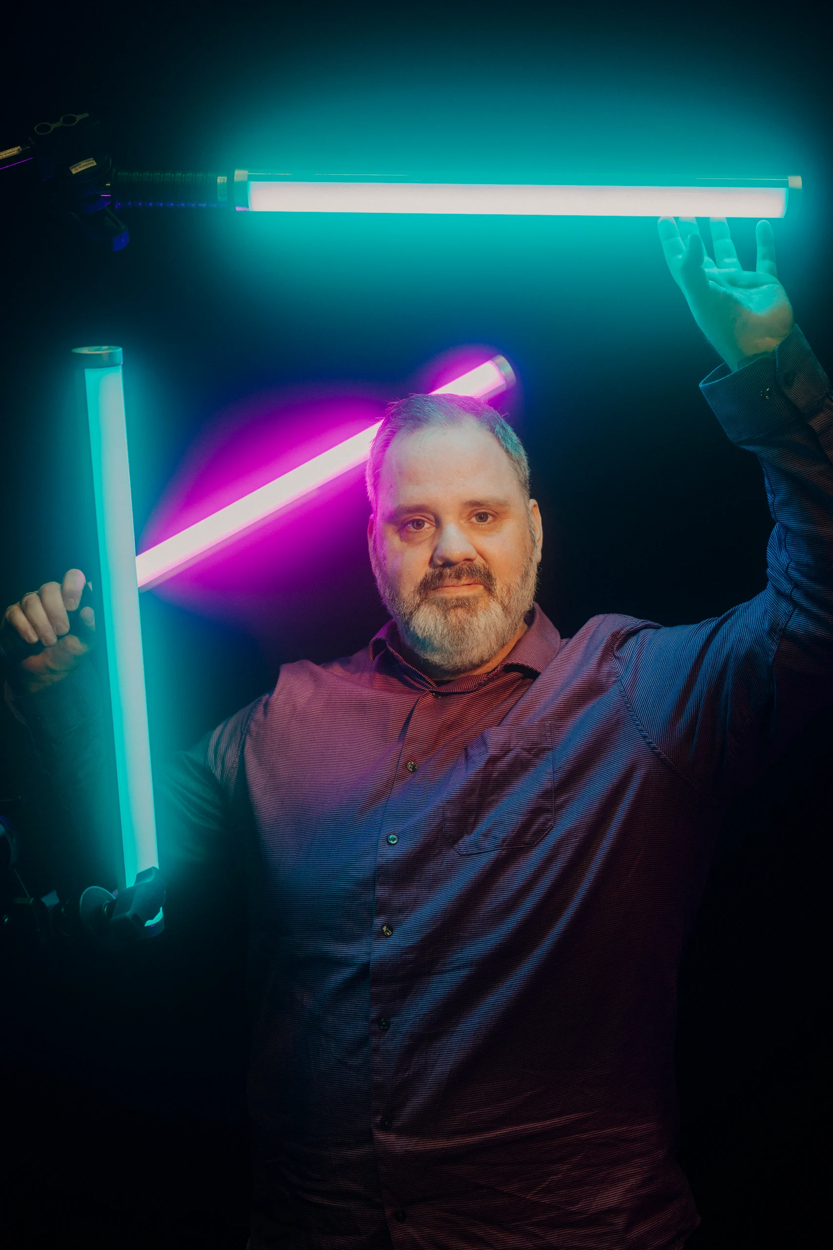 Porträt Mario Simon mit Neon-Lichtröhren